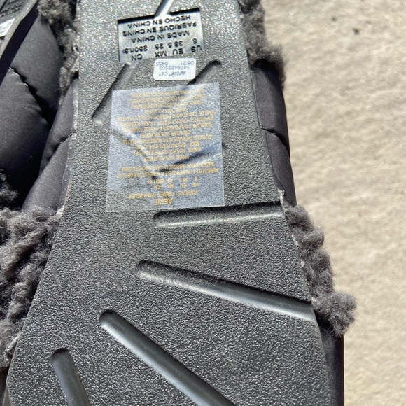 Aerie Fuzzy Grey Sandal Slippers NWOT - Picture 2 of 4